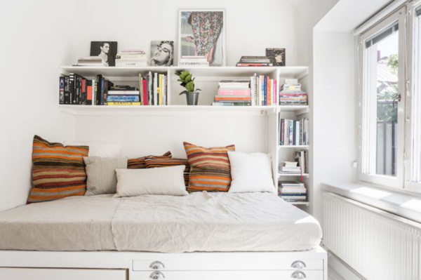 Lemari buku mengambang dengan perpaduan warna kontras